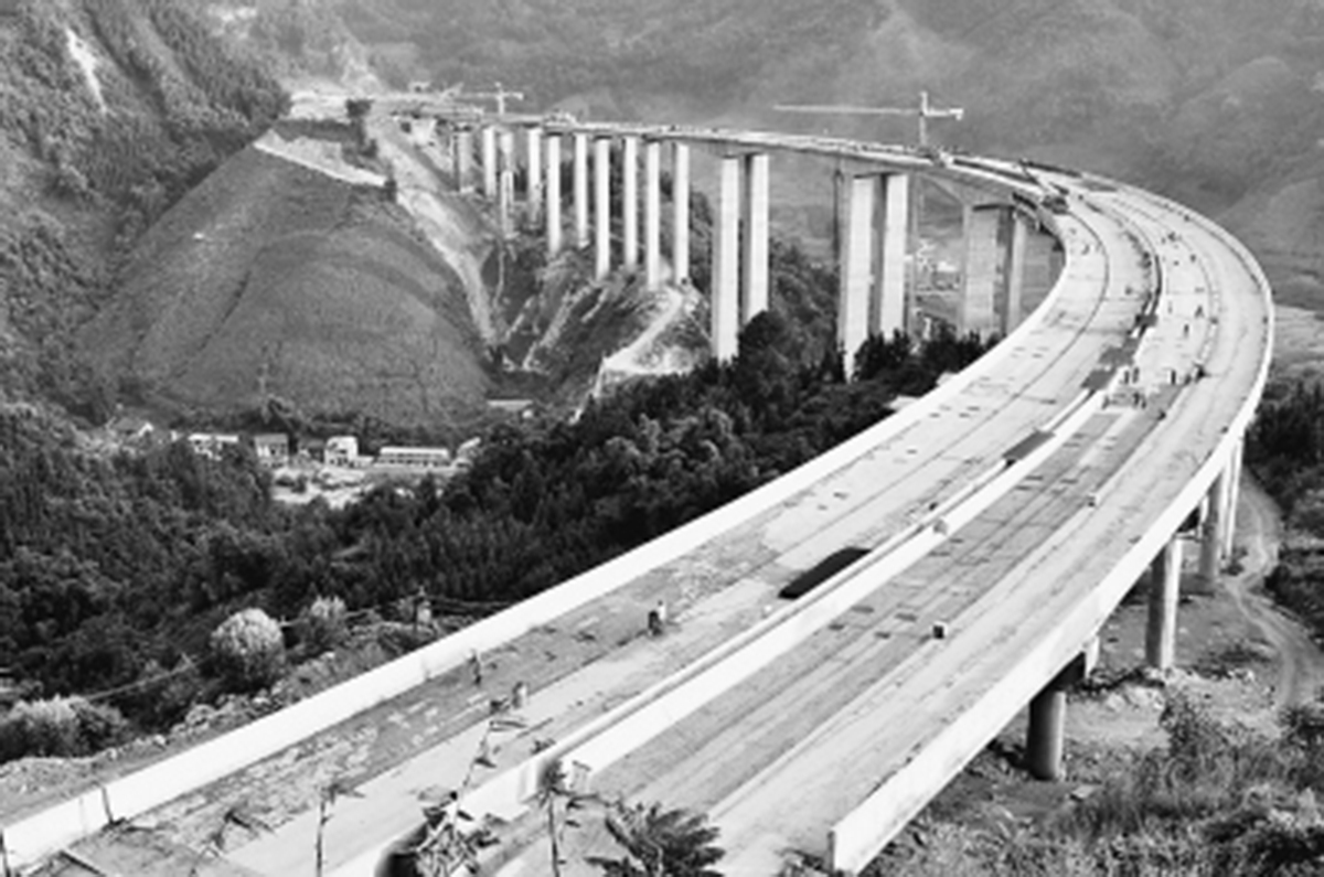 　　俯瞰建設(shè)中的拉會(huì)高架大橋，“C”字形蔚為壯觀。.jpg